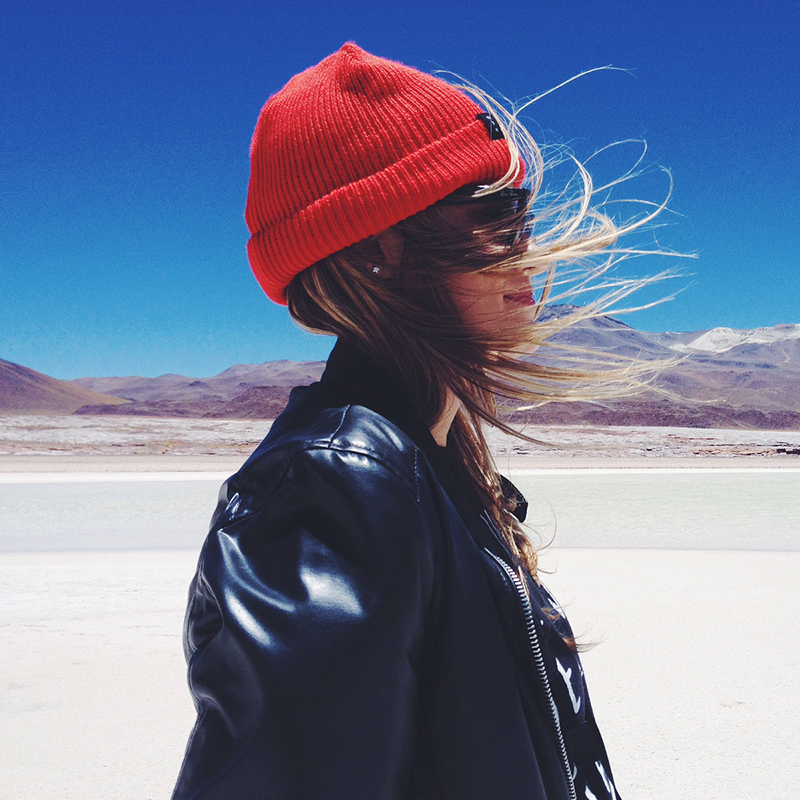 Chaqueta de cuero con gorro y look deportivo