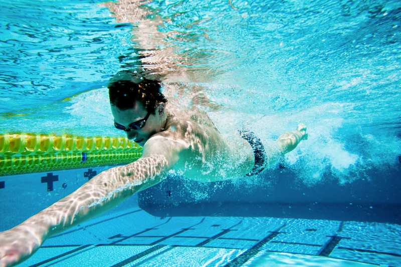 Natación como deporte para practicar al aire libre